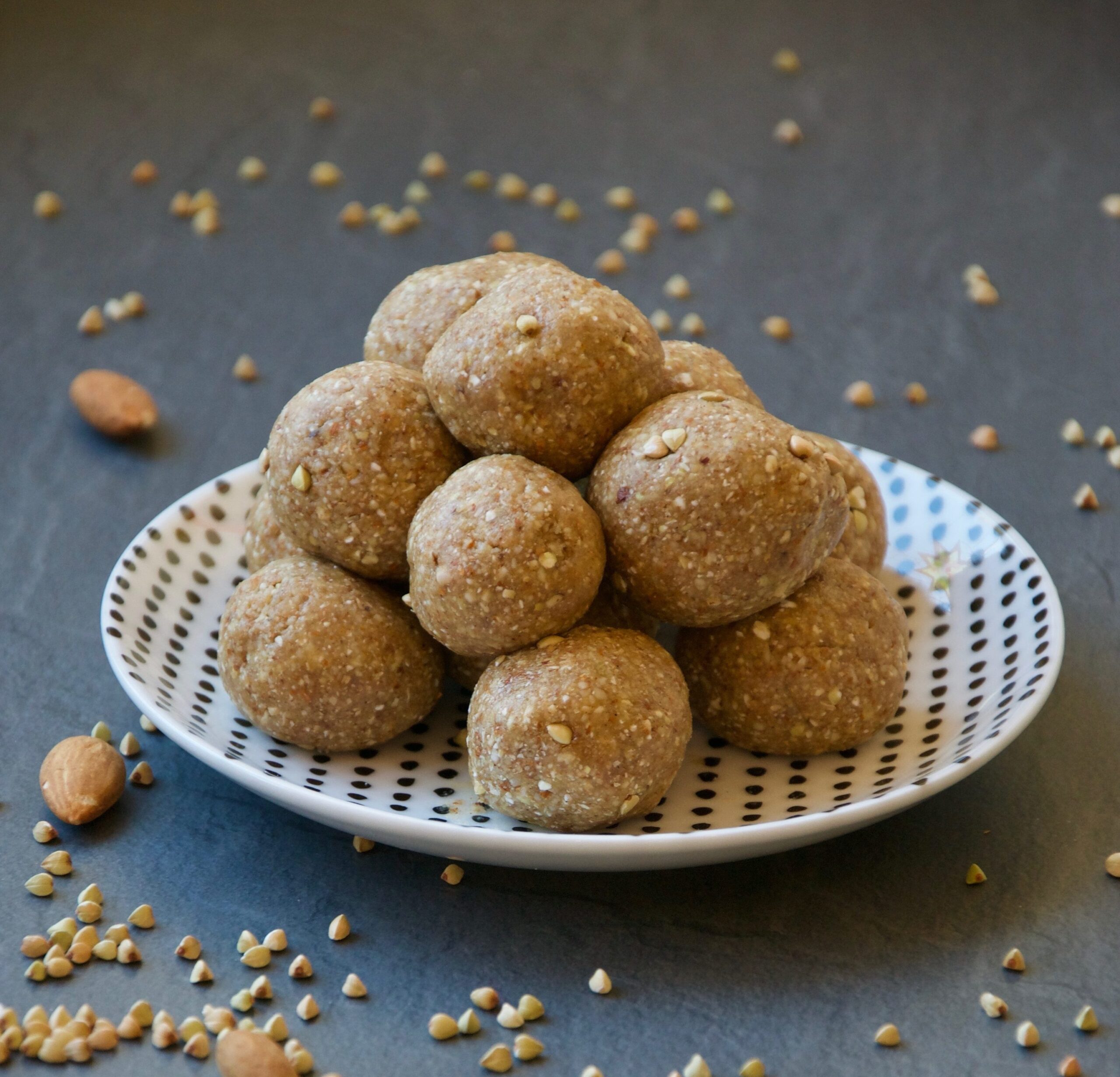 Energiebällchen, energy balls, bliss balls, Mandel, Buchweizen, almond, buckwheat, clean eating, clean eating, healthy, gesund, lecker, Rezept, recipe, abnehmen, weight loss, einfach, schnell, quick, simple, easy, delicious
