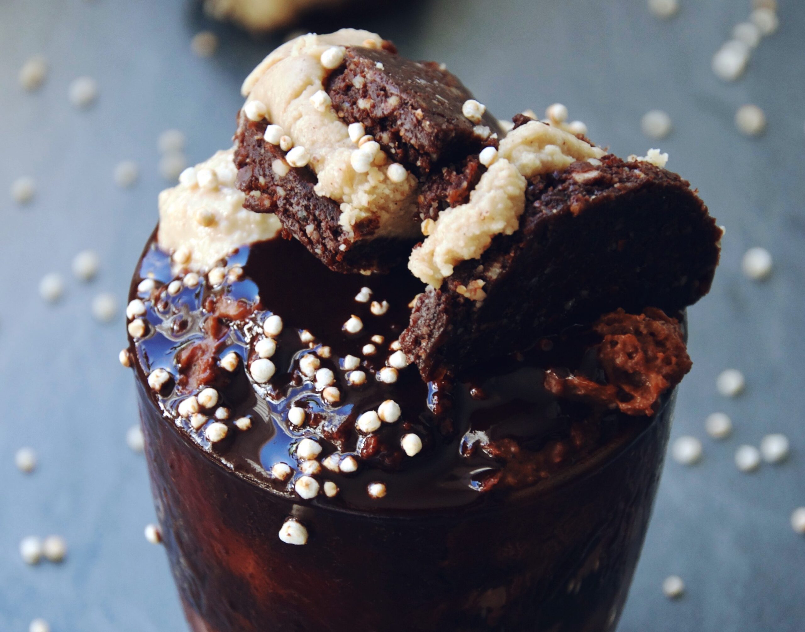 Porridge, Breakfast, frühstück, lecker, gesund, zuckerfrei, no sugar, puffen Amaranth, Amaranth, heiße Himbeeren, glas, Löffel, essen, Snack, foodstyling