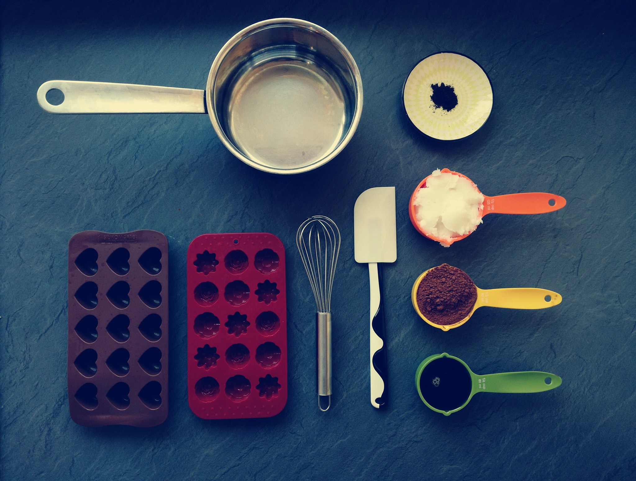 Utensilien, Schneebesen, Küchenschaber, Messbecher, Zutaten, Pralinenförmchen