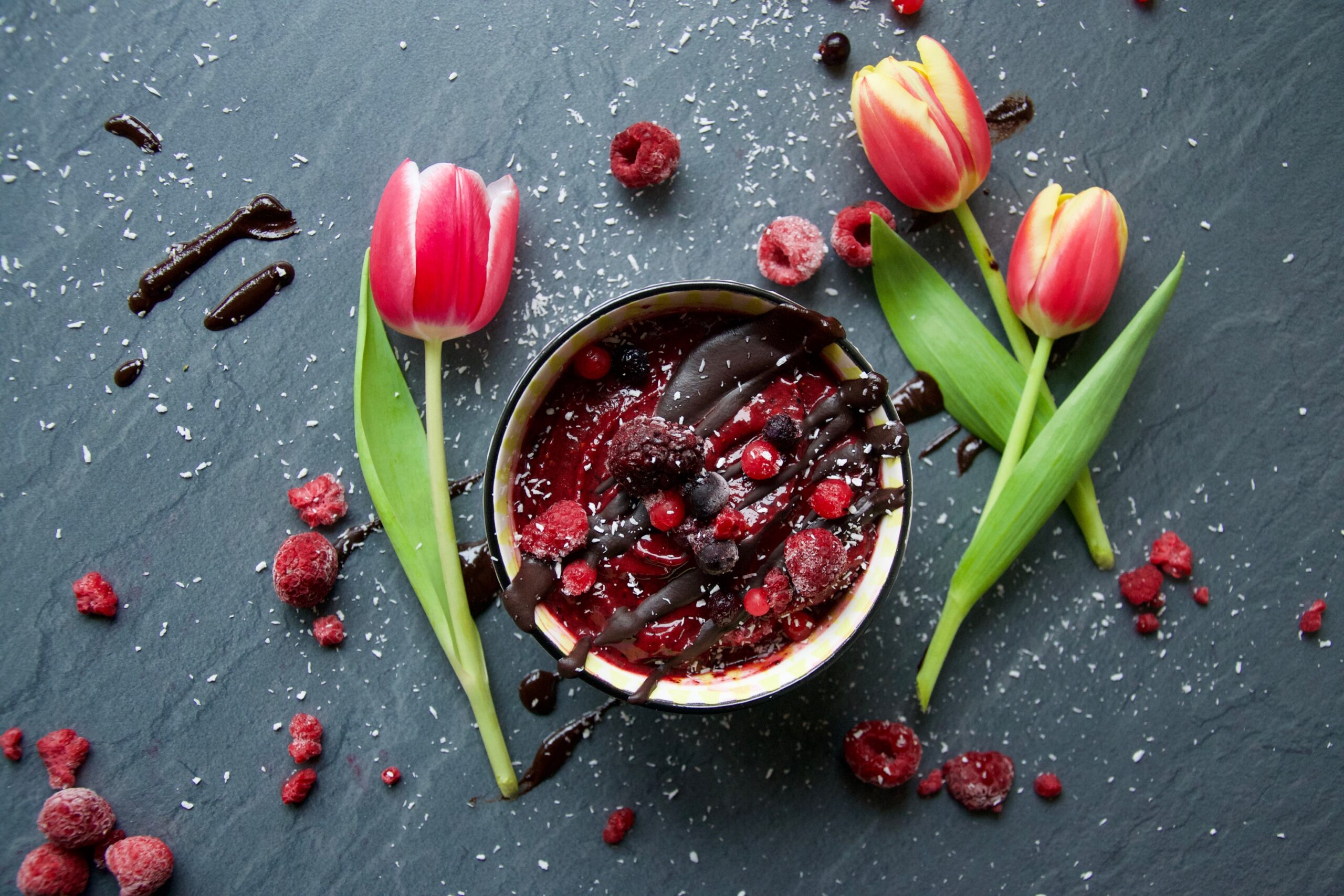 Frühling, Schüssel, Schokolade, zuckerfrei, vegan, lecker, Rezept, schnell, eis, Selbermachen, eis selber machen, cleaneating, eat clean, zuckerfrei, glutenfrei, rot, grün, Tulpen, Blumen, Beeren, Snack, frühstück, Dessert