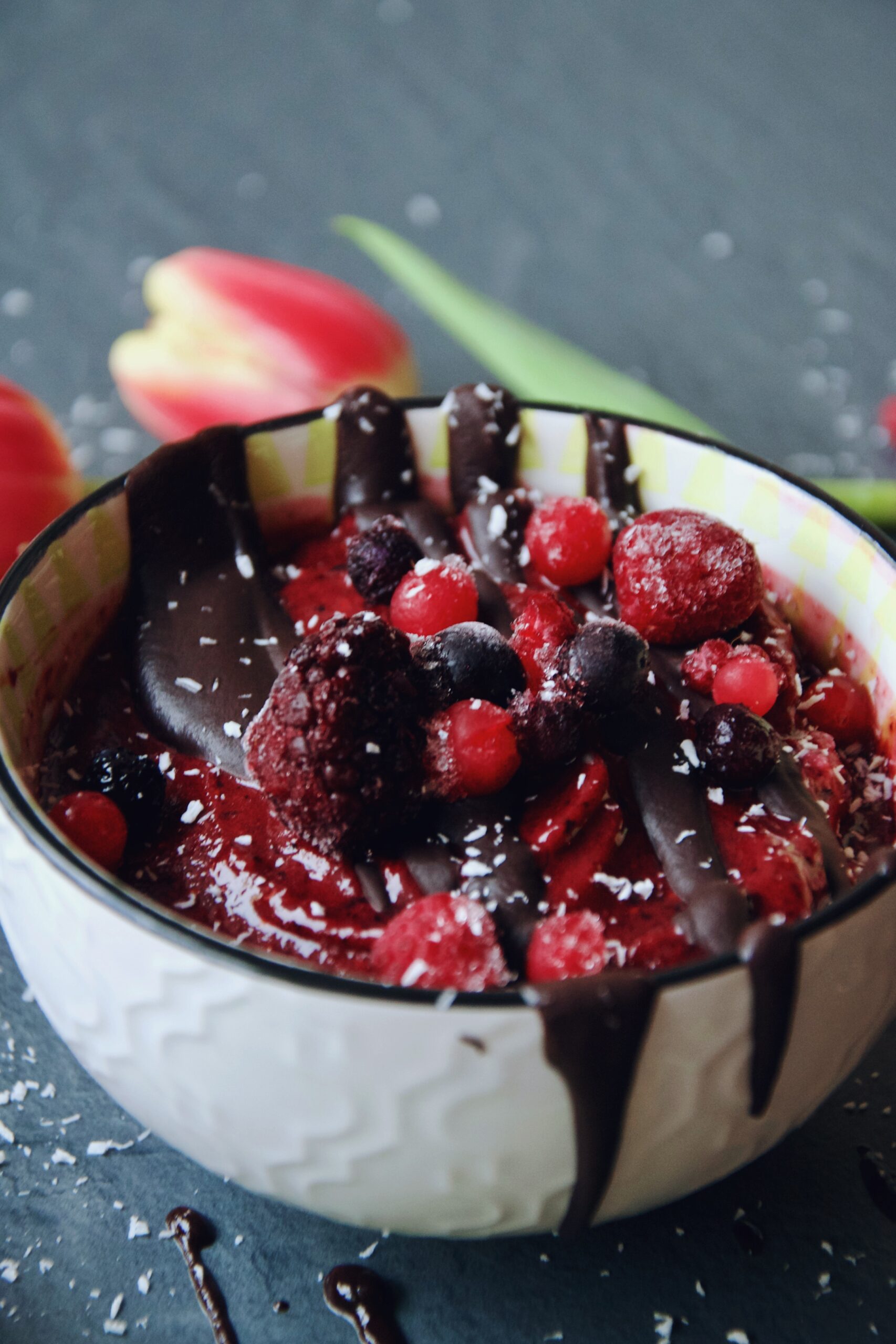Frühling, Schüssel, Schokolade, zuckerfrei, vegan, lecker, Rezept, schnell, eis, Selbermachen, eis selber machen, cleaneating, eat clean, zuckerfrei, glutenfrei, rot, grün, Tulpen, Blumen, Beeren, Snack, frühstück, Dessert