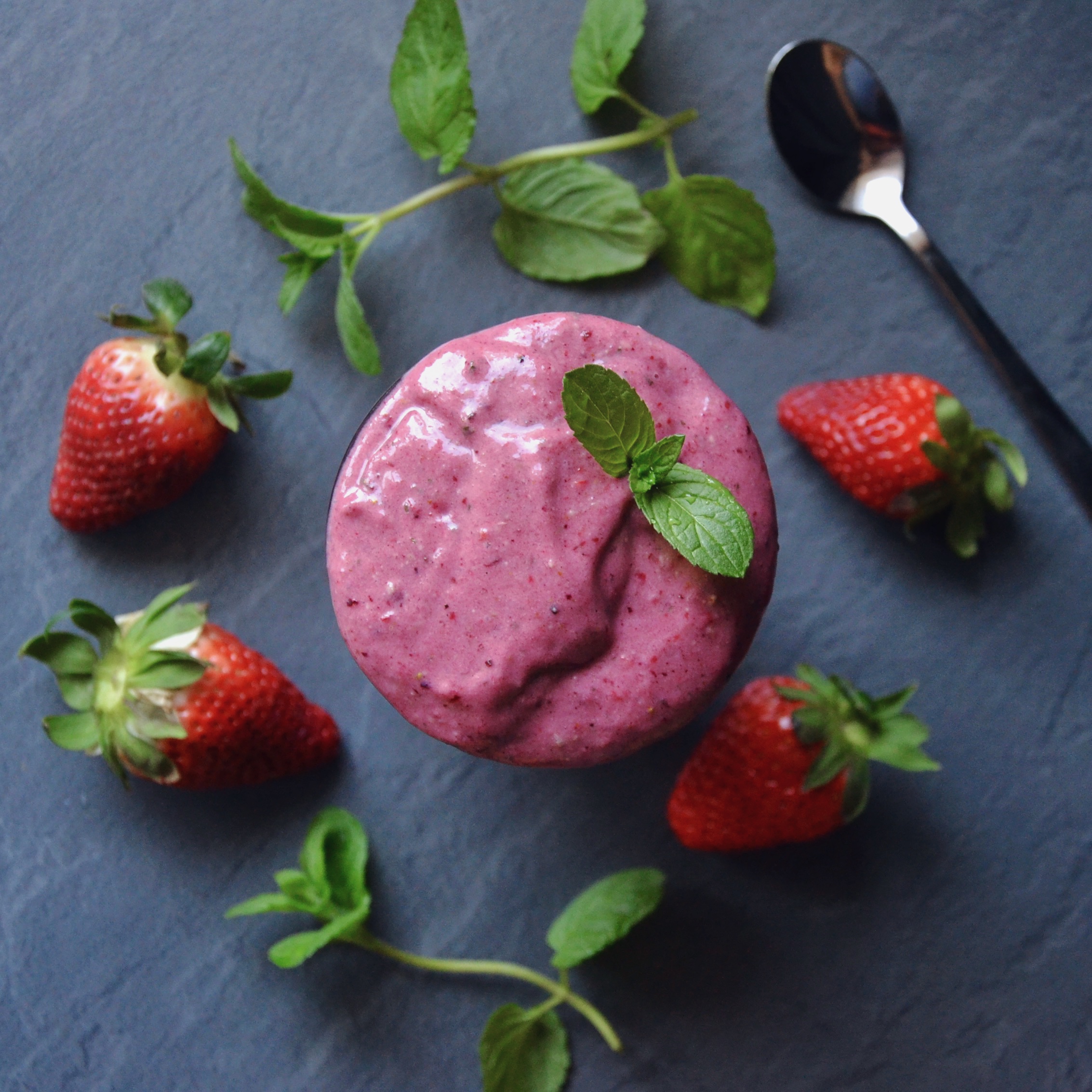 Frühling, Schüssel, zuckerfrei, vegan, lecker, Rezept, schnell, eis, Selbermachen, eis selber machen, cleaneating, eat clean, zuckerfrei, glutenfrei, rot, grün, Beeren, Snack, frühstück, Dessert, lecker, pink, Smoothie, Snack, einfach, Energie, abnehmen, Minze, gesund, Erdbeeren