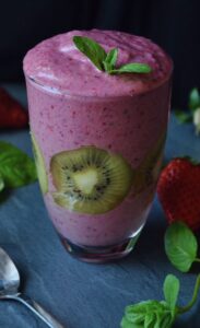 Frühling, Schüssel, zuckerfrei, vegan, lecker, Rezept, schnell, eis, Selbermachen, eis selber machen, cleaneating, eat clean, zuckerfrei, glutenfrei, rot, grün, Beeren, Snack, frühstück, Dessert, lecker, pink, Smoothie, Snack, einfach, Energie, abnehmen, Minze, gesund, Erdbeeren, Glas, Kiwi