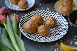 Erdnussbutter, prangt Butter, Tulpen, tulips, Frühling, Schüssel, zuckerfrei, vegan, lecker, Rezept, schnell, Selbermachen, eaneating, eat clean, zuckerfrei, glutenfrei, rot, grün, Beeren, Snack, frühstück, Dessert, lecker, Haferflocken, Oats, Snack, einfach, Energie, abnehmen, Energiebällchen, gesund, Zitrone