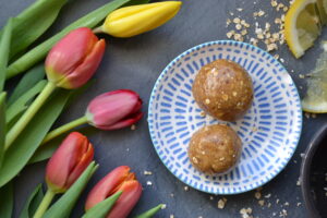 Erdnussbutter, prangt Butter, Tulpen, tulips, Frühling, Schüssel, zuckerfrei, vegan, lecker, Rezept, schnell, Selbermachen, eaneating, eat clean, zuckerfrei, glutenfrei, rot, grün, Beeren, Snack, frühstück, Dessert, lecker, Haferflocken, Oats, Snack, einfach, Energie, abnehmen, Energiebällchen, gesund, Zitrone