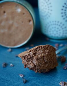mousse au chocolat, schokomousse, schokoladen mousse, schokolade, chocolate, chocolate mousse, spoon, cacao nibs, lecker, delicious, no sugar, zuckerfrei, vegan, glutunfrei, gesund, healthy, gluten free, gluten free, sugar free, ohne Zucker, spoon