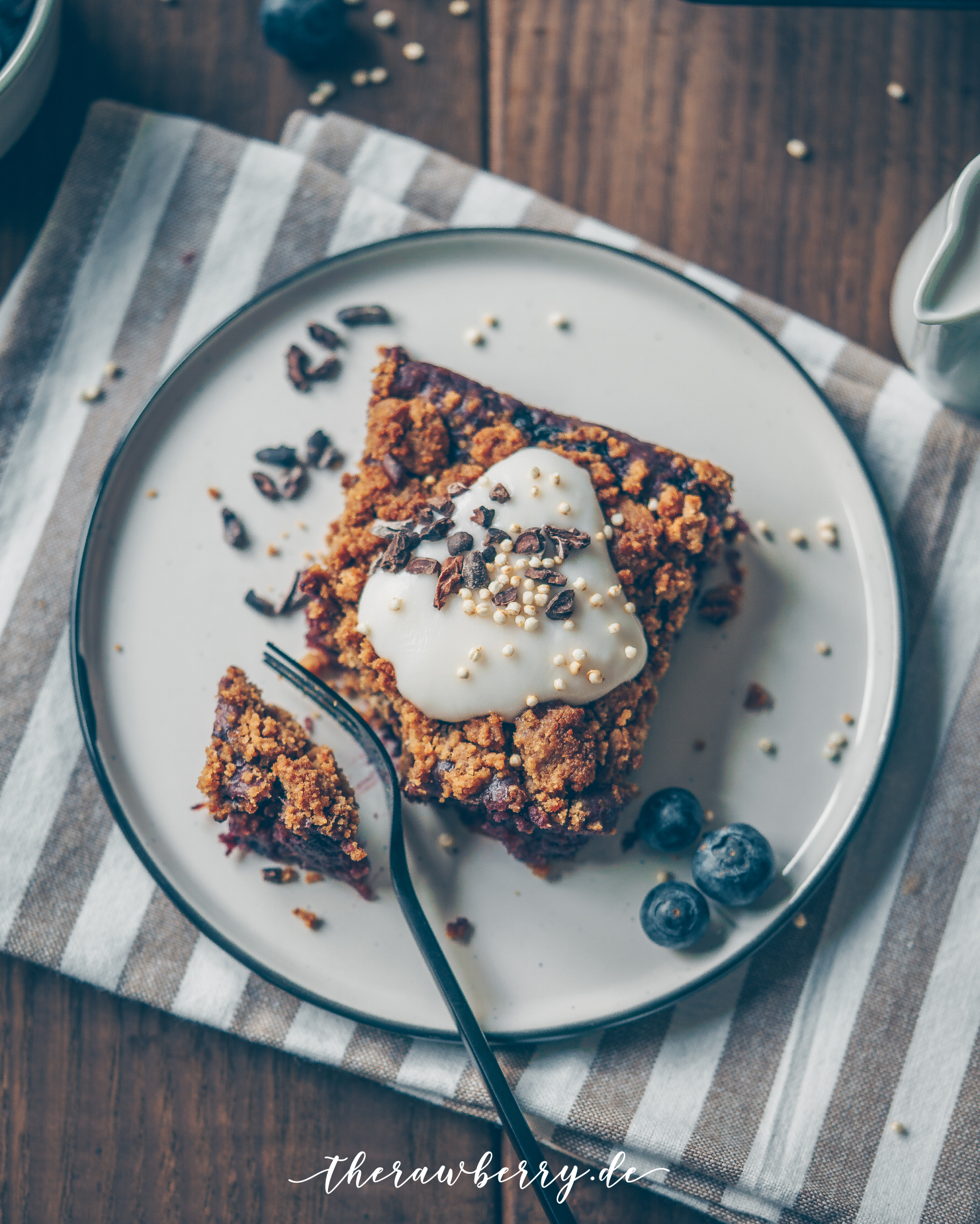 blueberry, Blaubeeren, Cheesecake, Käsekuchen, vegan,, lecker, delicious, healthy, gesund, baking, backen, kuchen, cake. recipe, rezept, brown, braun, einfach, simple, streusel, crumble, cinnamon, coconut yoghurt, Kokosjoghurt, Zimt, mooody photography, food photography, therawberry, Fotografie