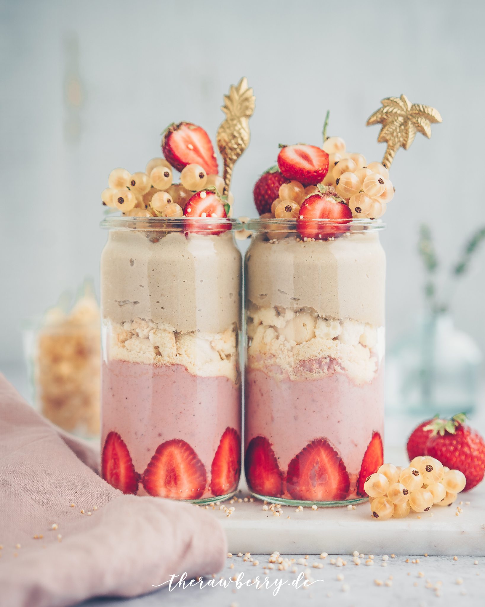 strawberry, tiramisu, erdbeeren, dessert, nachtisch, jars, glutenfree, vegan, glutenfrei, einfach, simple, delicious, lecker, healthy, berries, beret, erdbeeren, strawberries, white currants, weiße Johannisbeeren, rezept, recipe, diet