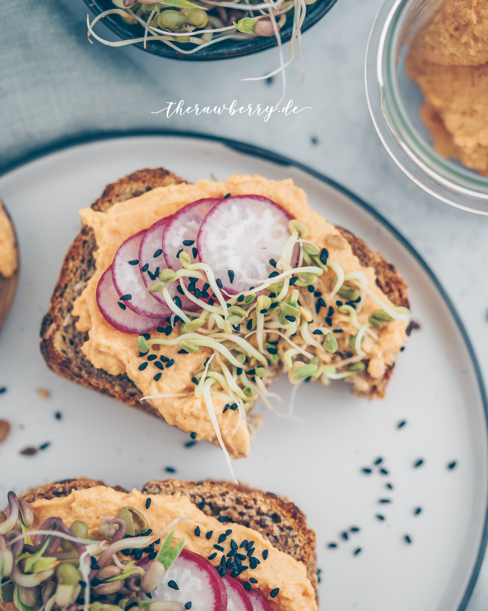 hummus, easy, vegan, savory, toast, rezept, therawberry, einfach, healthy, gesund, simple, spread, aufstrich, wholesome, vollwertkost, diät, gesund, Brot, Sprossen, sprouts, bell pepper, paprika, smoked