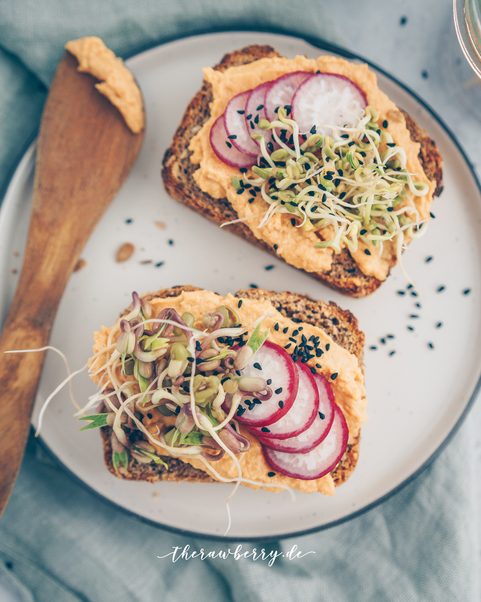 hummus, easy, vegan, savory, toast, rezept, therawberry, einfach, healthy, gesund, simple, spread, aufstrich, wholesome, vollwertkost, diät, gesund, Brot, Sprossen, sprouts, bell pepper, paprika, smoked