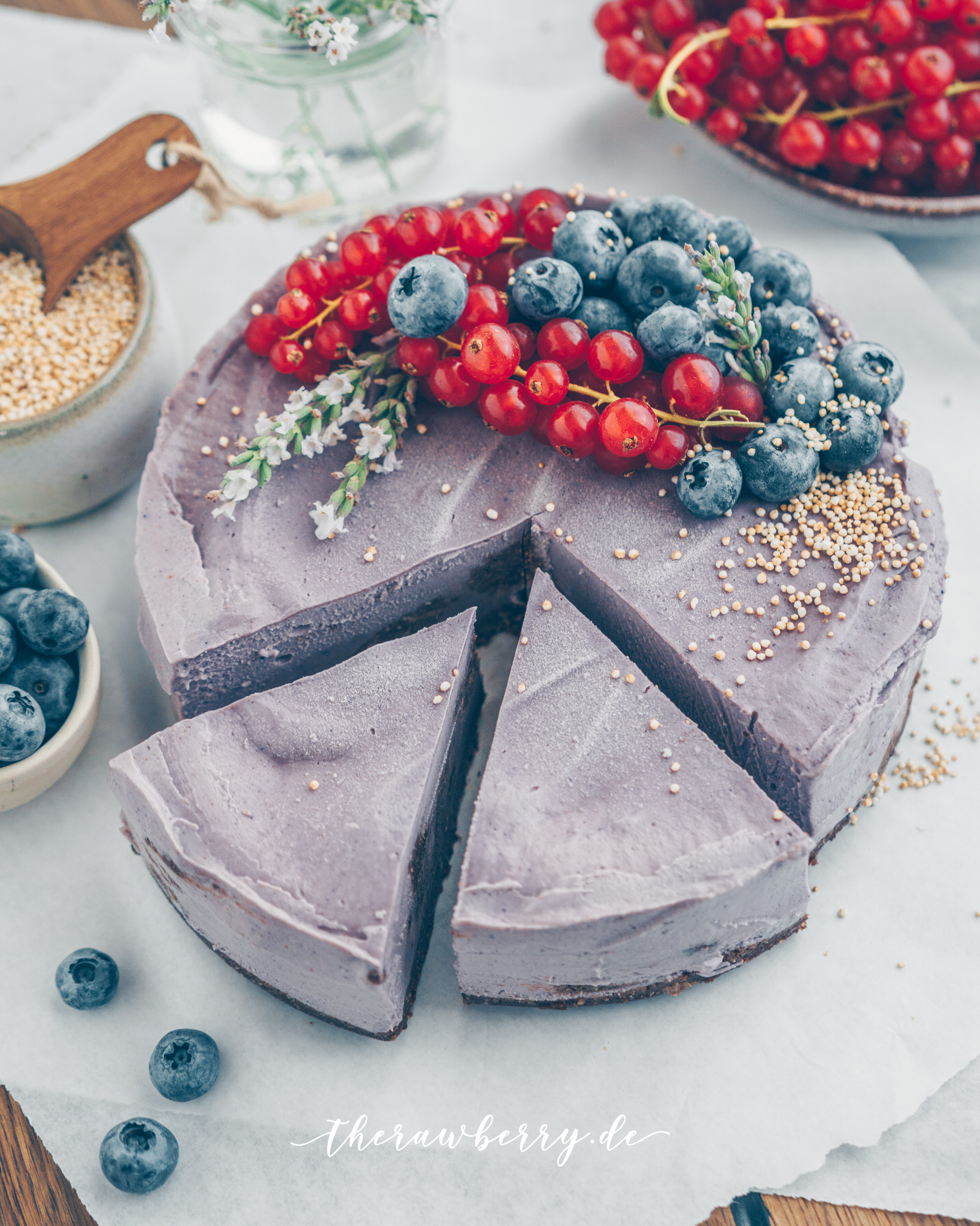 vegan, blueberries, blaubeeren, kuchen, cake, raw, roh, ohne backen, no bake, gluten free, glutenfrei, diät, diet, lecker, delicious, recipe, rezept, healthy, gesund, einfach, simple, berries, beret, therawberry, cookie dough, Keksteig, Schokolade, chocolate, purple, Lila, lavender, lavender