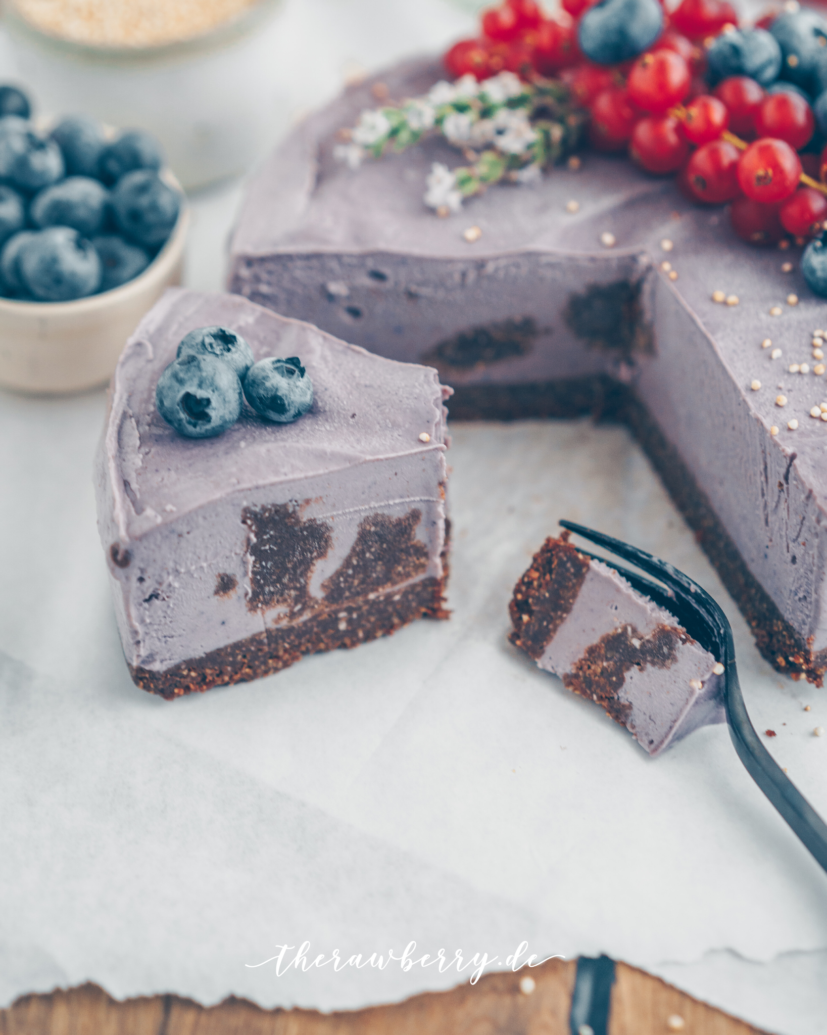 vegan, blueberries, blaubeeren, kuchen, cake, raw, roh, ohne backen, no bake, gluten free, glutenfrei, diät, diet, lecker, delicious, recipe, rezept, healthy, gesund, einfach, simple, berries, beret, therawberry, cookie dough, Keksteig, Schokolade, chocolate, purple, Lila, lavender, lavender