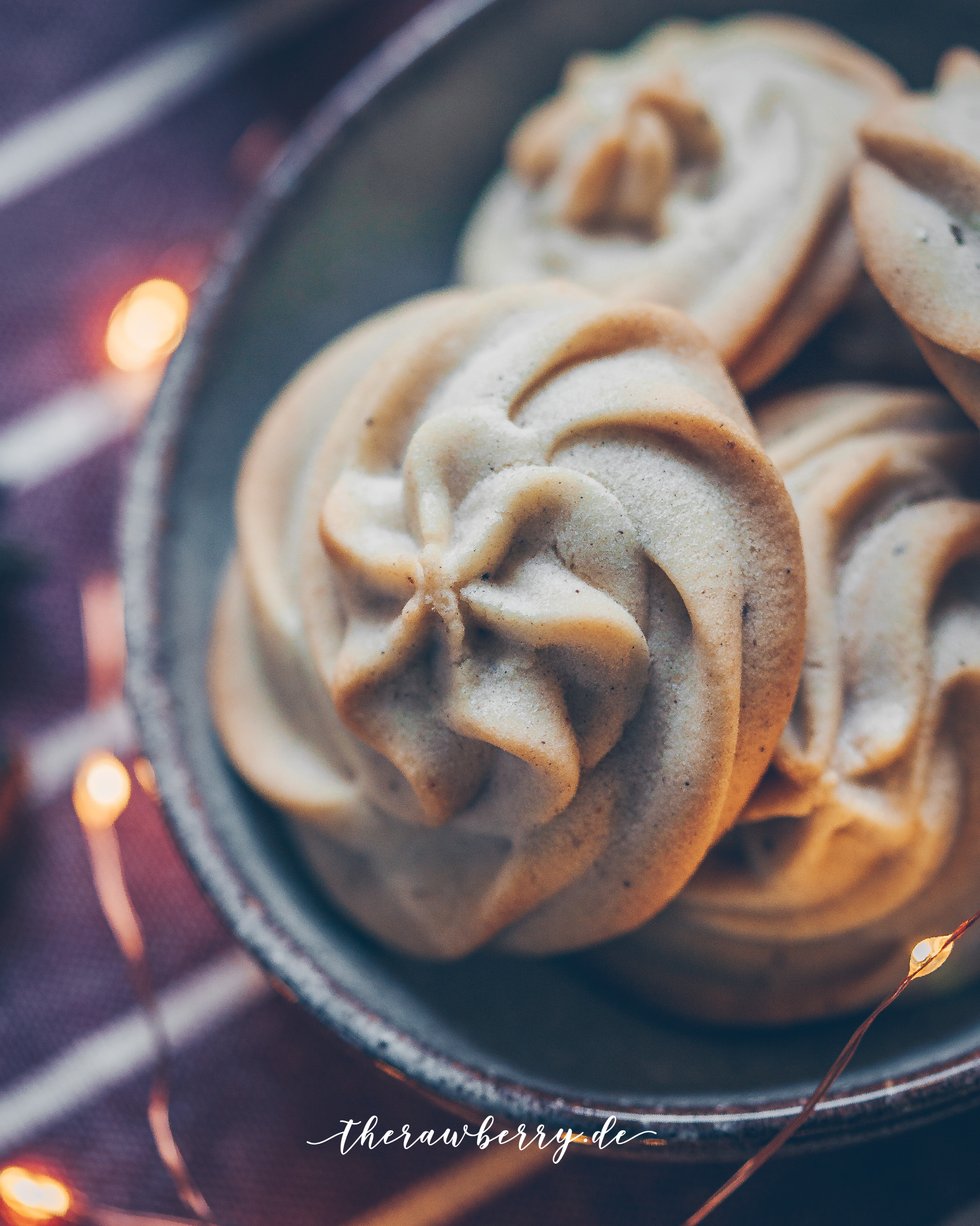 cookies, kekse, vegan, lecker, delicious, no dairy, ohne milch, spritzgebäck, whipped shortbread, chia jam, chia marmalade, sandwich cookies, sandwich kekse, christmas, weihnachten, weihnachtlich, backen, baking, easy, einfach, simple, quick, fool proof, super, therawberry, plant-based