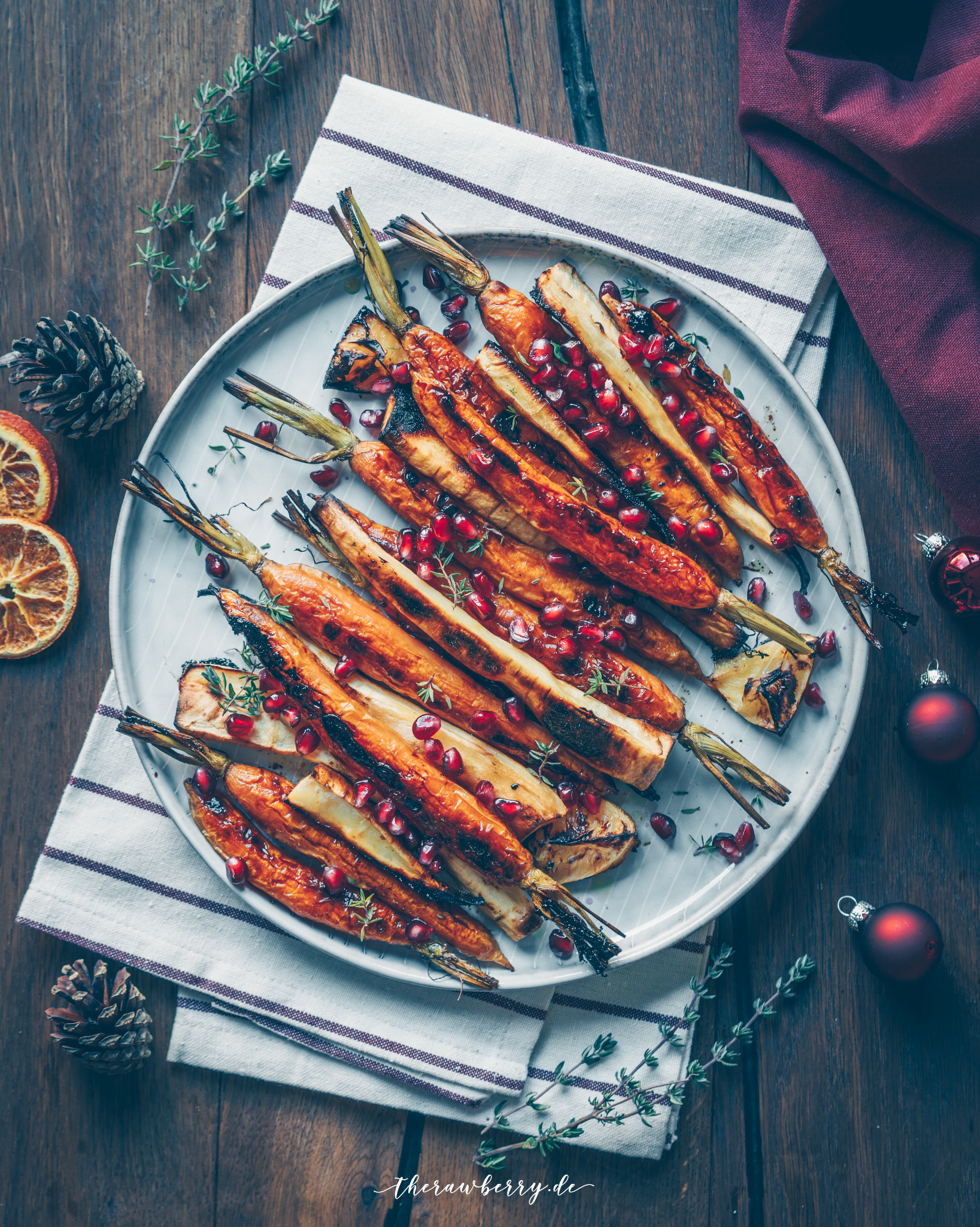 weihnachten, christmas, day, simple, einfach, menu, menü, carrots. karotten, Brussels sprout, rosenkohl, side dishes, beilagen, pomegranate, granatapfel, essen, food, vegan, plant-based, no dairy, veggies, oven roasted, polenta, food styling, food photography, fotitgrafie, plating, therawberry