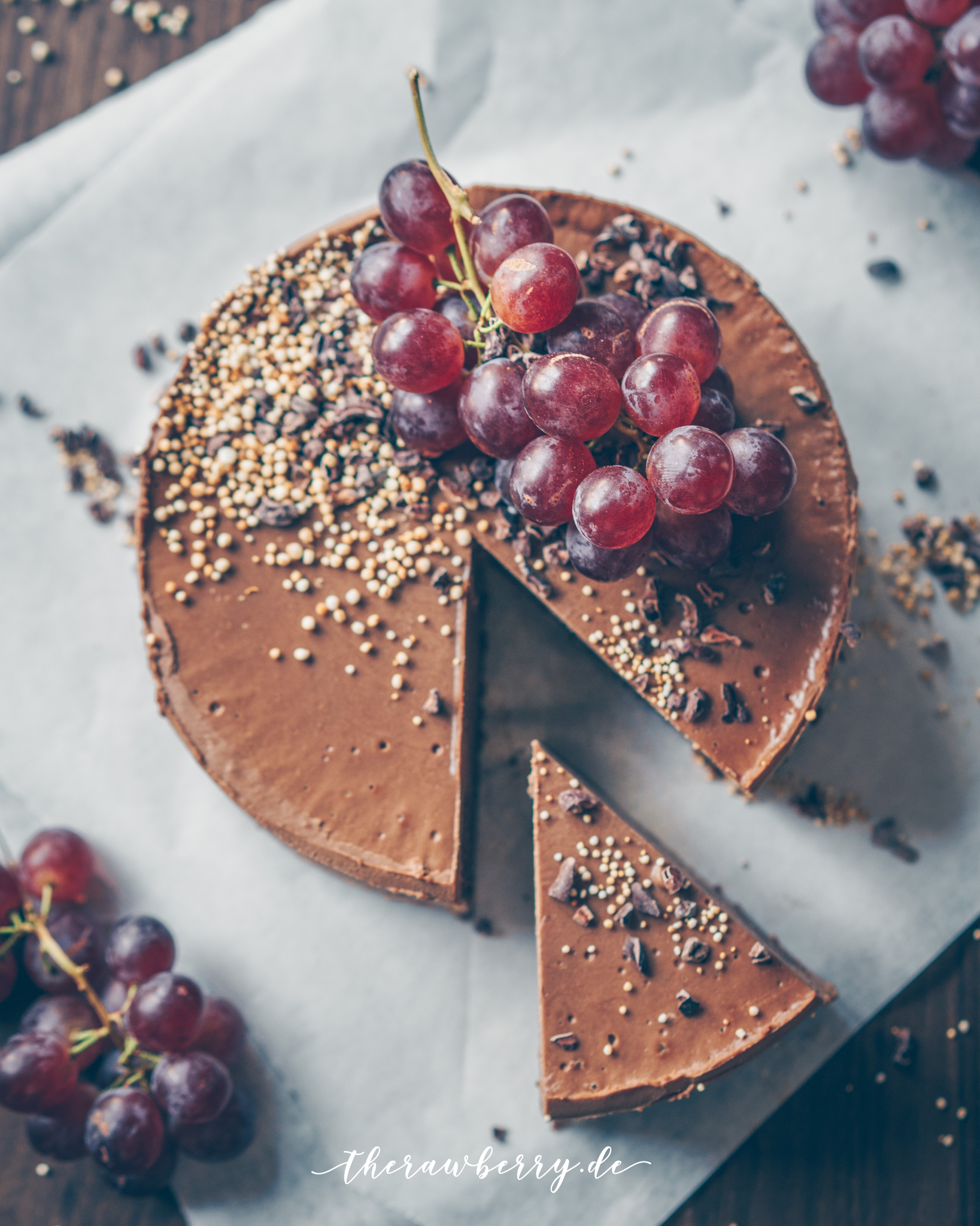healthy, food, essen, lecker, gesund, delicious, tripple chocolate, dreifach Schokolade, Schokolade, chocolate, chocaholic, cheesecake, Käsekuchen, vegan, no dairy, gluten free, gluten frei, Kuchen, cake, grapes, cashews, no bake, yum, yummy,, therawberry, food styling, food photography