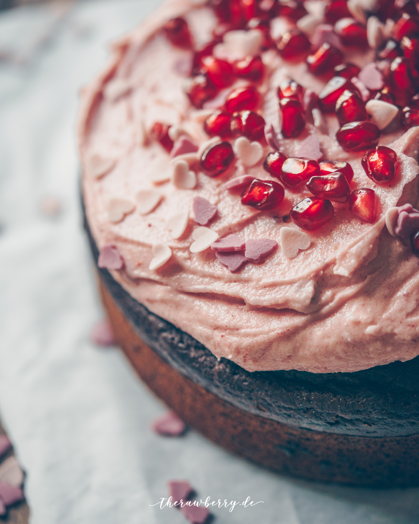 therawberry, chocolate, schokolade, gesund, healthy, lecker, delicious, einfach, simple, cake, kuchen, Valentine's Day, pomegranate, granatapfel, fluffy, luftig, vegan, kaka, cacao, cocoa, frosting, diet, no sugar, refined sugar free, Whole Foods, spelt, dinkel, dairy free, lactose frei, celebrations, fewer, birthday cake, geburtstagskuchen, torte, party