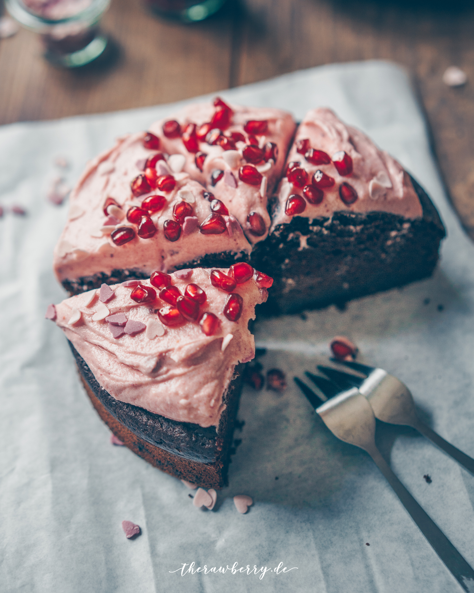 therawberry, chocolate, schokolade, gesund, healthy, lecker, delicious, einfach, simple, cake, kuchen, Valentine's Day, pomegranate, granatapfel, fluffy, luftig, vegan, kaka, cacao, cocoa, frosting, diet, no sugar, refined sugar free, Whole Foods, spelt, dinkel, dairy free, lactose frei, celebrations, fewer, birthday cake, geburtstagskuchen, torte, party