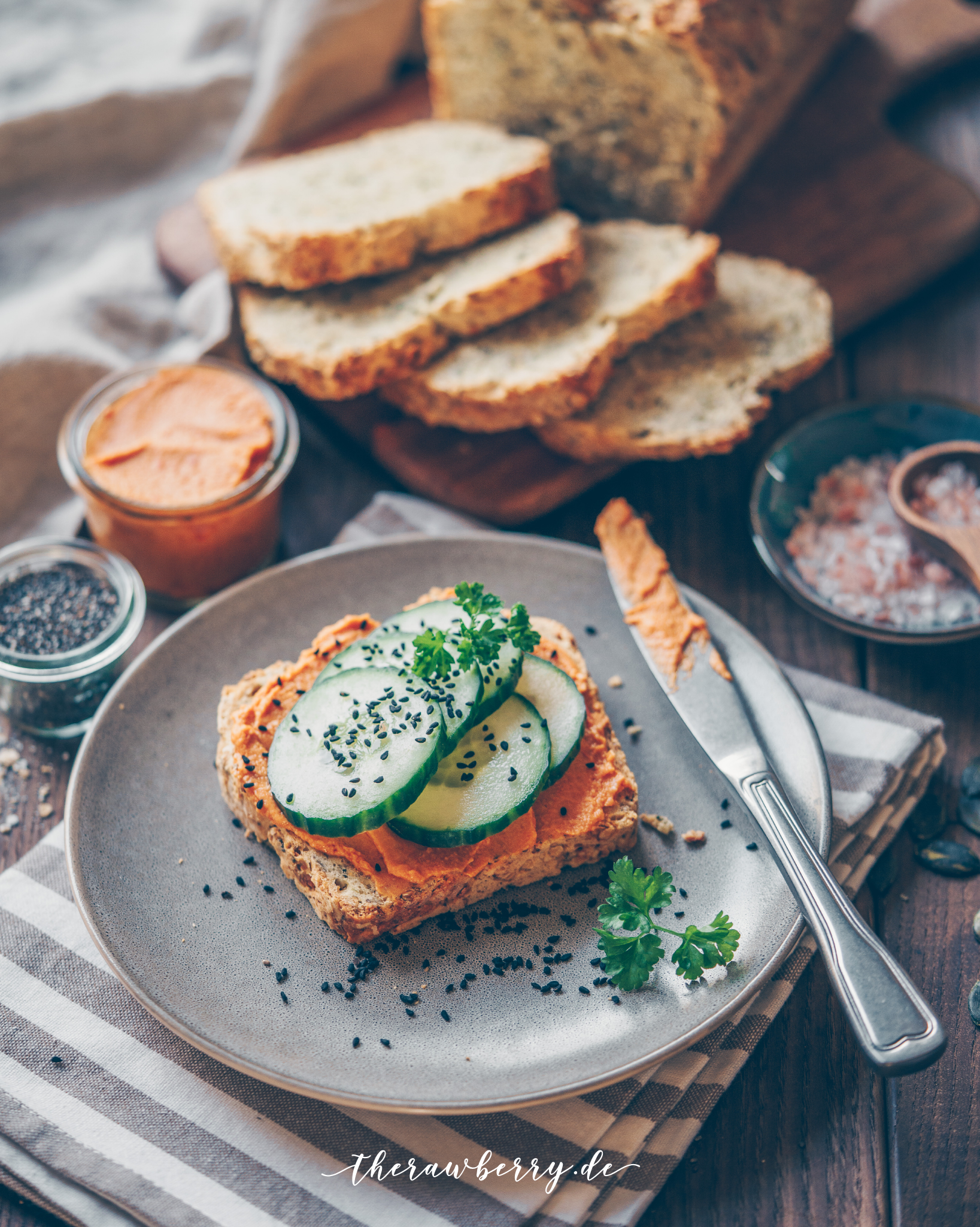 easy, einfach, bread, brot, baking, backen, boot backen, super lecker, healthy, seeds, samen, körner, grains, therawberry, vegan, dairy free, schnelles Mittagessen, schnelles Abendessen, quick dinner, easy lunch, breakfast, yum, yummy, diet, diät, healthy carbs, spelt, wheat, dinkel, weizen, toast, food, foodie, savory, Marie dorfschmidt, food photography, fotografie