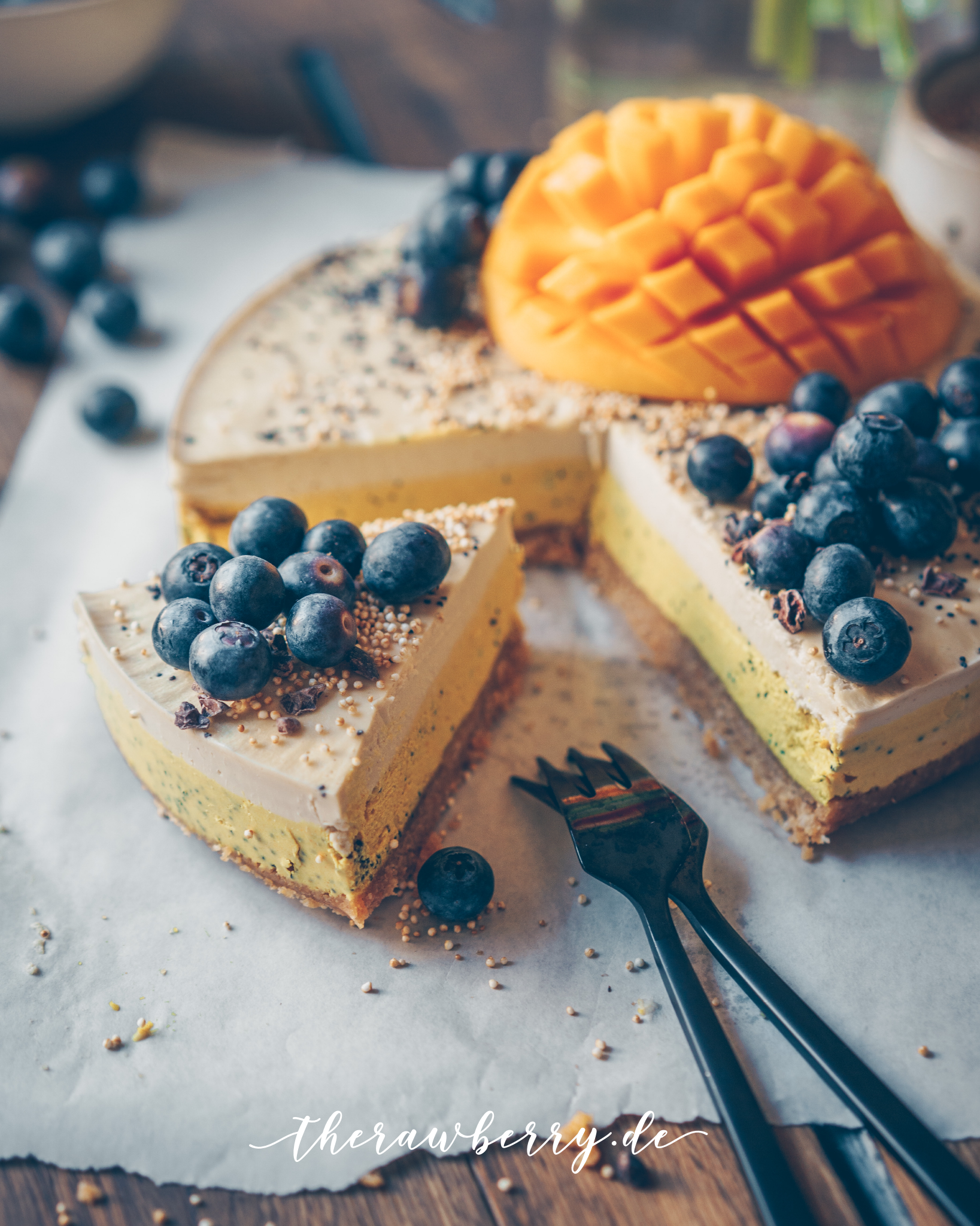 therawberry, vegan, mango, cheesecake, turmeric, Käsekuchen, lecker, essen, yummy, delicious, healthy, gesund, einfach, simple, gluten free, gluten frei, backen, kochen, Kühlschrank, Kuchen, cake, blueberries, food, nachtisch, dessert, food photography, marie dorfschmidt