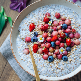 berries, beret, vegan, buckwheat, Buchweizen, glutenfrei, glutenfree, delicious, lecker, healthy, gesund, low carb, wenig kalorien, lifestyle, Plantbased, plant strong, plants, veggie, food, essen, dessert, breakfast, frühstück, Nachtisch bowl, schüssel, einfach, simple, simple, quick, schnell, therawberry, marie dorfschmidt, photography, fotografie, yum, diet, whole foods