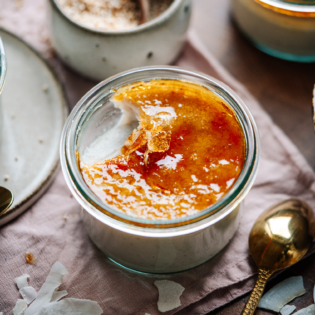 dessert, nachtisch, food, essen, therawberry, marie dorfschmidt, creme brulee, pudding, kochen, backen, snack, süß, sweet, cooking, baking, festive, dinner, festlich, einfach, schnell, easy, quick, vegan, glutenfree, glutenfrei, almond milk, Mandeldrink, coconut cream, Kokosmilch, jars, glass, plant-based, no dairy
