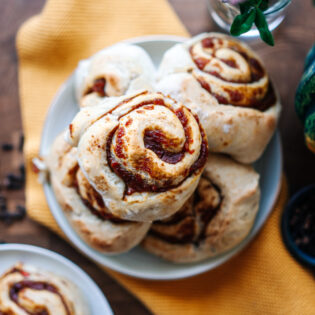 pumpkin, kürbis, rolls, Schnecken, süß, sweet, baking, backen, essen, food, einfach, simple, simpel, schnell, quick, dough, teig, food photography, fotografie, marie dorfschmidt, therawberry, easy, einfach, vegan, diet, foodie, delicious, lecker, recipe, rezept, plant based, no dairy, hefeteig, lactose free, alternative, alternativ, rolling