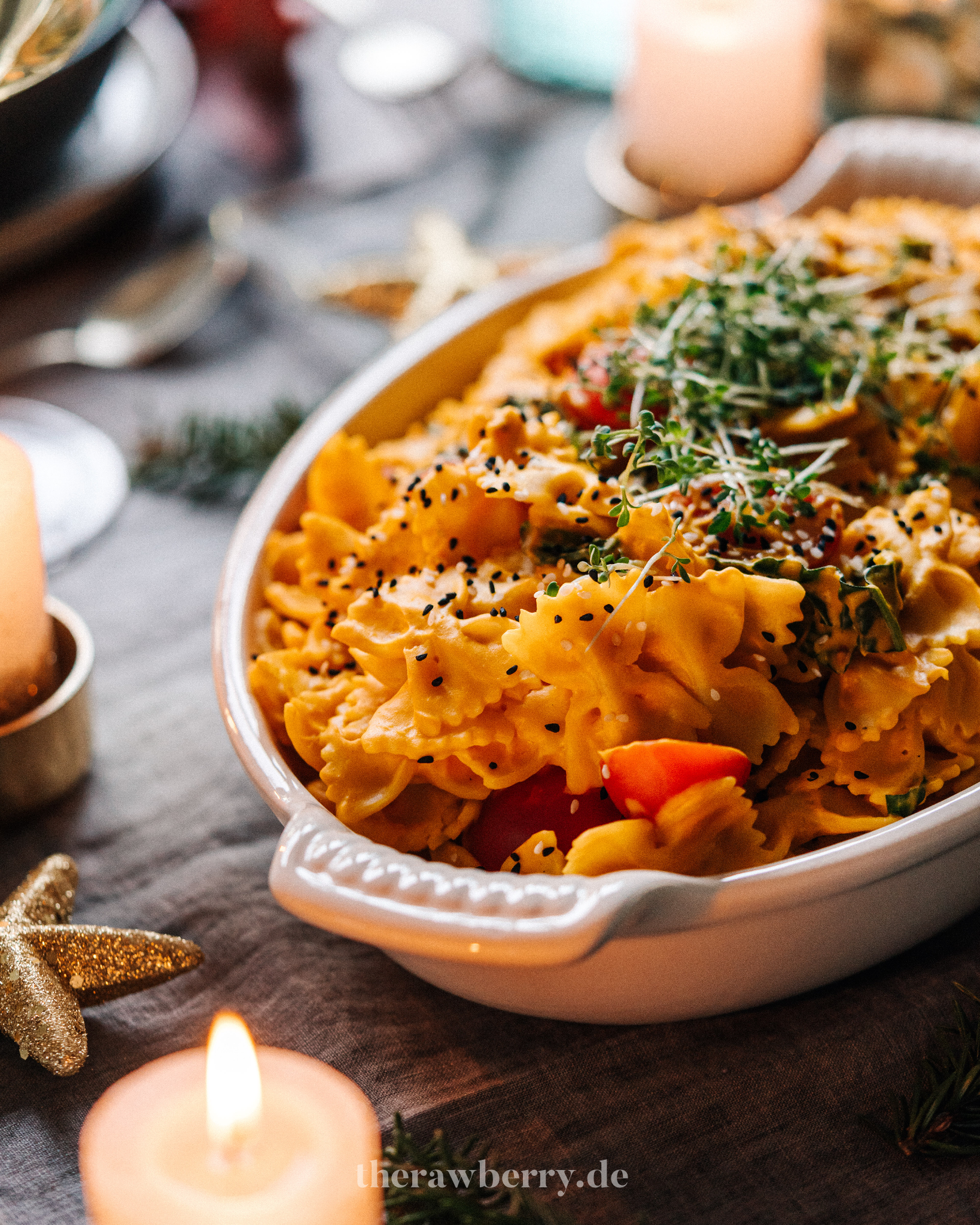 vegan, festive, festlich, weihnachten, christmas, cooking, kochen, dinner, plant-based, vegan, pasta, nudeln, käse, cheese, sauce, soße, healthy, gesund, lecker, delicious, yum, food, essen, dinner, lunch, Mittagessen, Abendessen, einfach, simple, pumpkin, Kürbis, tableware, Geschirr, Tritschler, marie dorfschmidt, therawberry, food photography, fotografie, beautiful, hübsch, cheers, prost, rezept, recipe