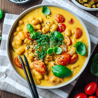 Abendessen, beautiful, cheers, cheese, Christmas, cooking, delicious, dinner, einfach, Essen, festive, festlich, Food, food photography, Fotografie, Geschirr, Gesund, healthy, hübsch, käse, kochen, kürbis, lecker, lunch, Marie dorfschmidt, Mittagessen, Nudeln, pasta, plant-based, prost, pumpkin, recipe, Rezept, sauce, simple, soße, tableware, therawberry, Tritschler, Vegan, weihnachten, yum