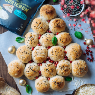 Abendessen, beautiful, bread, Brot, brötchen, cheers, cheese, Christmas, cooking, delicious, dinner, einfach, Essen, festive, festlich, Food, food photography, Fotografie, Geschirr, Gesund, healthy, hübsch, käse, kochen, kürbis, lecker, lunch, Marie dorfschmidt, Mittagessen, plant-based, prost, pull apart, pumpkin, recipe, Rezept, roll, sauce, simple, soße, tableware, therawberry, Tritschler, Vegan, weihnachten, yum, zupfbrot