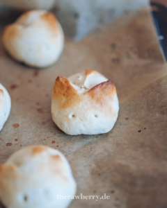 easter, bunny, buns, brötchen, lecker, delicious, easy, einfach, simple, simpel, rolls, backen, hasen, osten, häschen , baking, vegan, dairy free, lactose frei, food, foodie, dessert, milchbrötchen, milk buns, alternative, festive, brunch, table, marie dorfschmidt, therawberry, food styling, food photographer, Fotograf, essen, Nachtisch