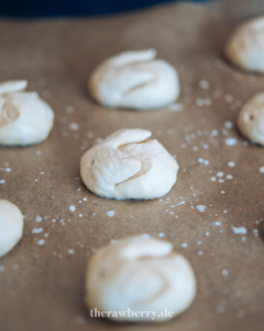 easter, bunny, buns, brötchen, lecker, delicious, easy, einfach, simple, simpel, rolls, backen, hasen, osten, häschen , baking, vegan, dairy free, lactose frei, food, foodie, dessert, milchbrötchen, milk buns, alternative, festive, brunch, table, marie dorfschmidt, therawberry, food styling, food photographer, Fotograf, essen, Nachtisch
