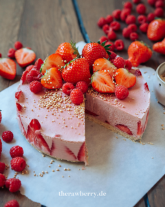 raw, vegan, cheesecake, roh, Käsekuchen, lecker, delicious, Mother's Day, Muttertag, einfach, simple, simpel, healthy, gesund, gluten frei, gluten free, dairy free, laktosefrei, erdbeeren, strawberries, kuchen, cake, dessert, therawberry, Marie Dorfschmidt, recipe, rezept, nachtisch, dessert, spring, Frühling, food, essen, foodie, Lebensmittel, food photography