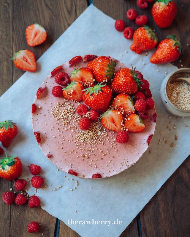 raw, vegan, cheesecake, roh, Käsekuchen, lecker, delicious, Mother's Day, Muttertag, einfach, simple, simpel, healthy, gesund, gluten frei, gluten free, dairy free, laktosefrei, erdbeeren, strawberries, kuchen, cake, dessert, therawberry, Marie Dorfschmidt, recipe, rezept, nachtisch, dessert, spring, Frühling, food, essen, foodie, Lebensmittel, food photography