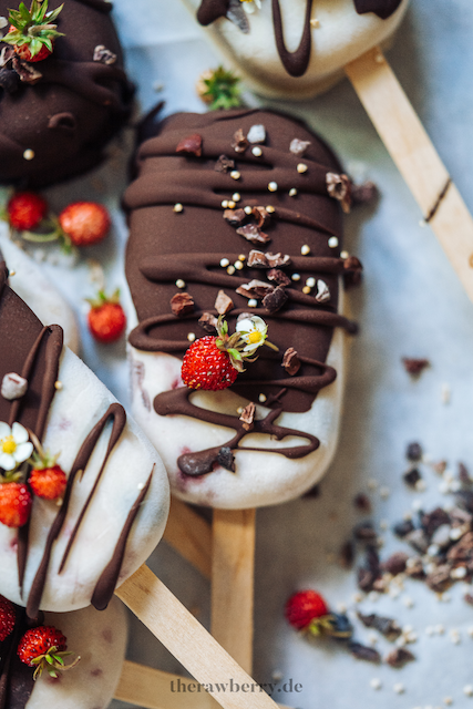 vegan, food, essen, glutenfrei, glutenfree, easy, einfach, summer, Sommer, rezept, recipe, healthy, popsicle, eis am stil, schokolade, chocolate, berries, Beeren, therawberry, Marie Dorfschmidt, food photography, gesund, foodie, Plantbased, yoghurt, joghurt, marmelade, jam, frozen, dessert, nachtisch
