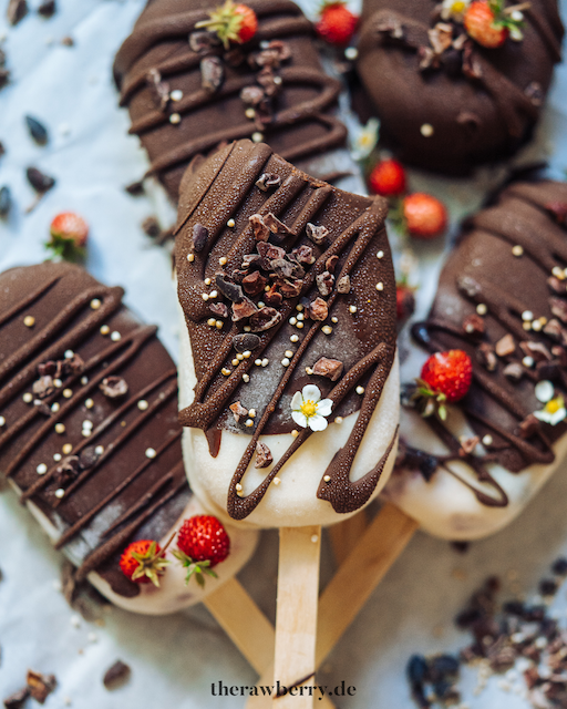 vegan, food, essen, glutenfrei, glutenfree, easy, einfach, summer, Sommer, rezept, recipe, healthy, popsicle, eis am stil, schokolade, chocolate, berries, Beeren, therawberry, Marie Dorfschmidt, food photography, gesund, foodie, Plantbased, yoghurt, joghurt, marmelade, jam, frozen, dessert, nachtisch