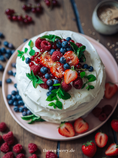 berry, beeren, erdbeeren, strawberries, blueberries, blaubeeren, heidelbeeren, vegan, dairy free, lactose frei, red currants, Johannisbeeren, backen, vegan backen, veganer kuchen, vegan cake, therawberry, marie Dorfschmidt, food, essen, dessert, nachtisch, rezept, recipe, einfach, simple, simpel, quick, schnell, vanille, vanilla, torte, Geburtstag, Hochzeit, Feier, Birthday, celebration, wedding, food styling, photography, fotografie
